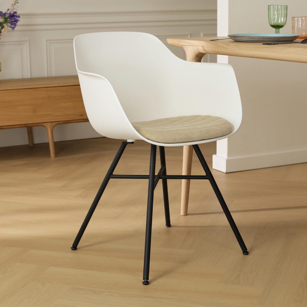 Noa-Liz eetkamerstoel wit met nougatbruin zitkussen - zwart onderstel - kunststof - modern - comfortabel - scandinavisch -