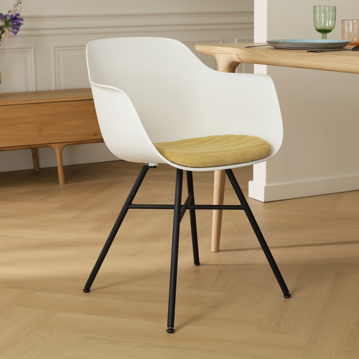 Noa-Liz eetkamerstoel wit met warm oker zitkussen - zwart onderstel 