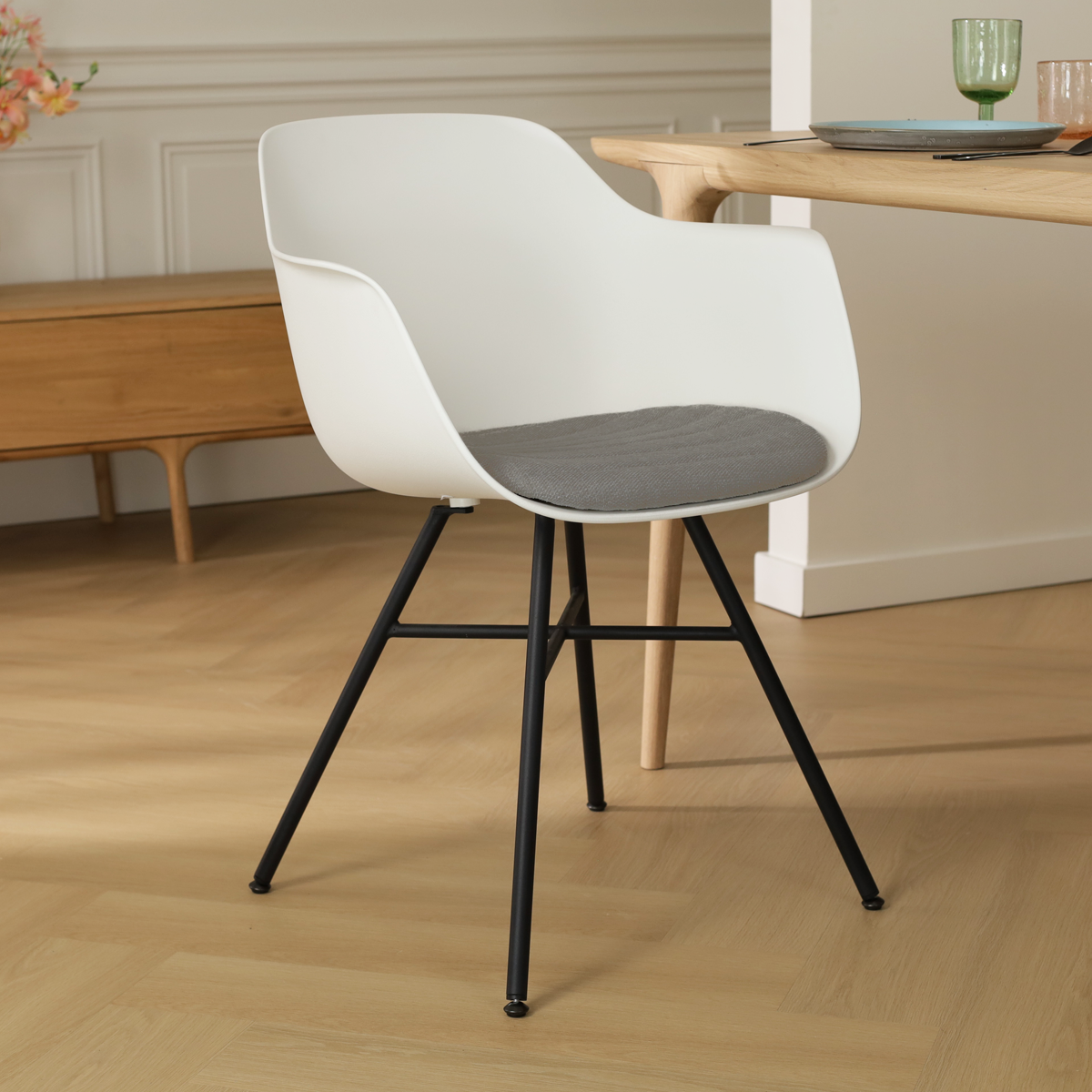 Noa-Liz eetkamerstoel wit met zeegrijs zitkussen - zwart onderstel - comfortabel - vergaderstoel - japandi