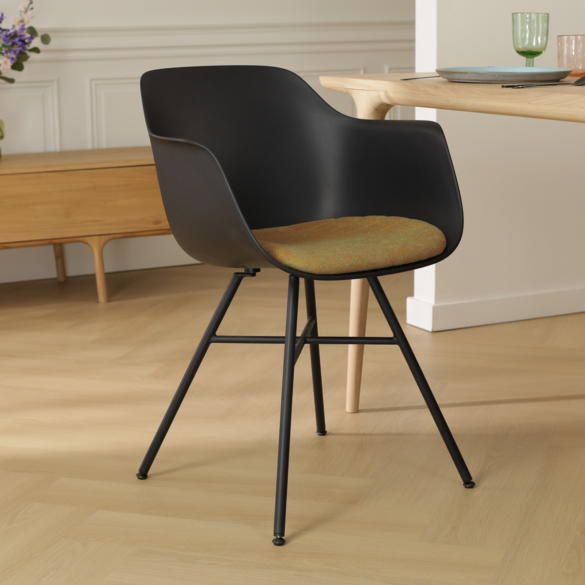 Noa-Liz eetkamerstoel zwart met mosgroen zitkussen - zwart onderstel - comfortabel - japandi -  vergaderstoel