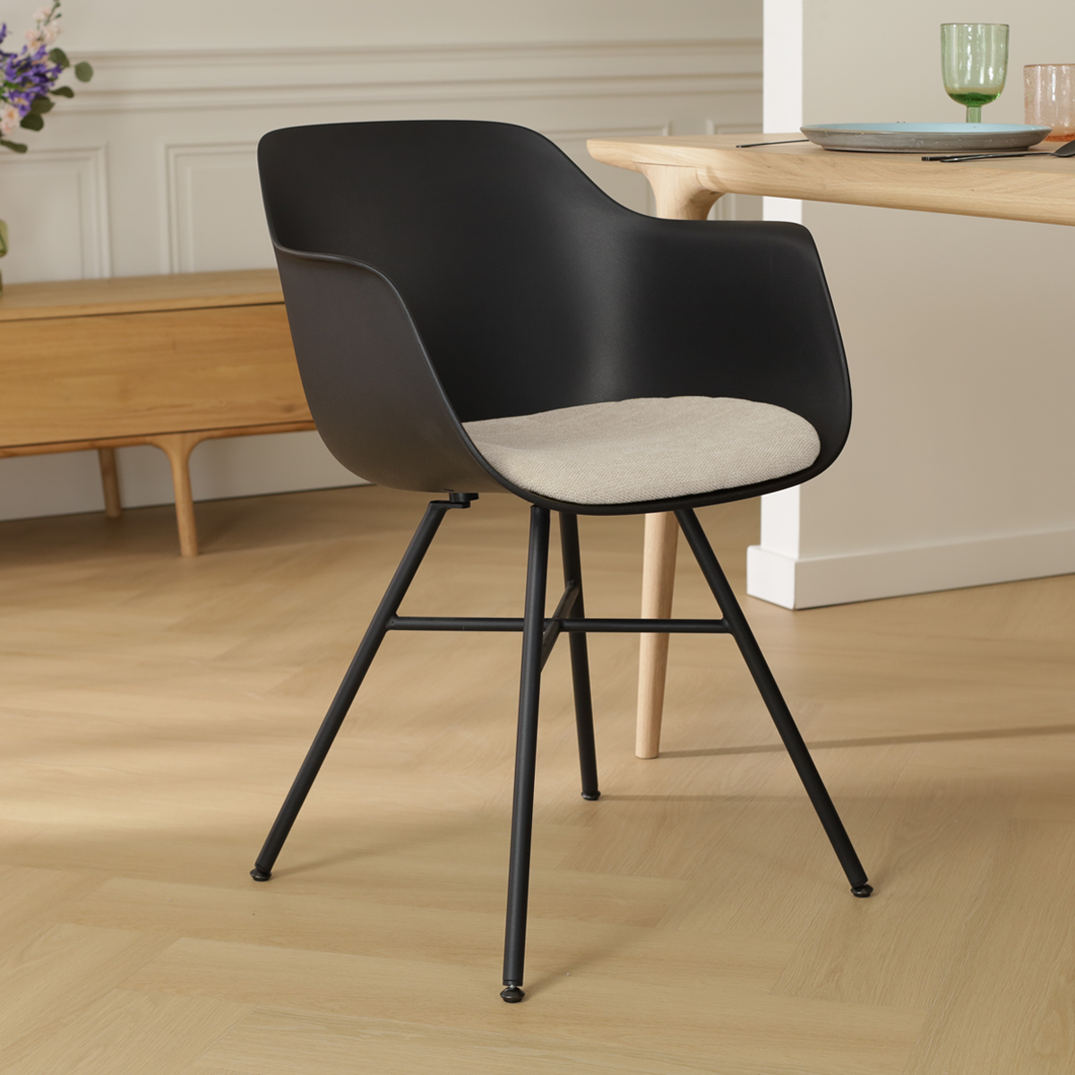 Noa-Liz eetkamerstoel zwart met naturelbeige zitkussen - zwart onderstel - kunststof - japandi - scandinavisch -modern