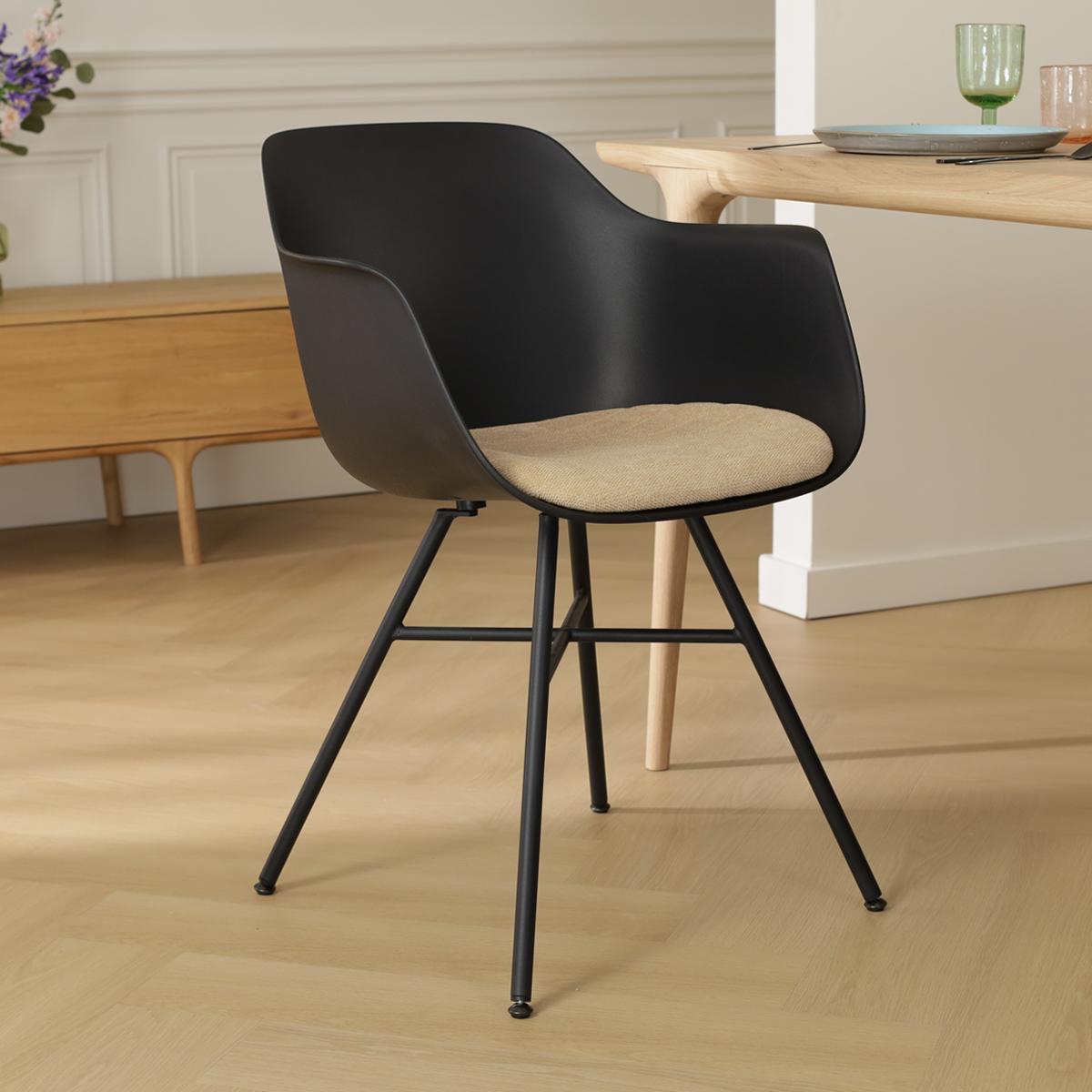 Noa-Liz eetkamerstoel zwart met nougatbruin zitkussen - zwart onderstel - kunststof - japandi - scandinavisch -modern