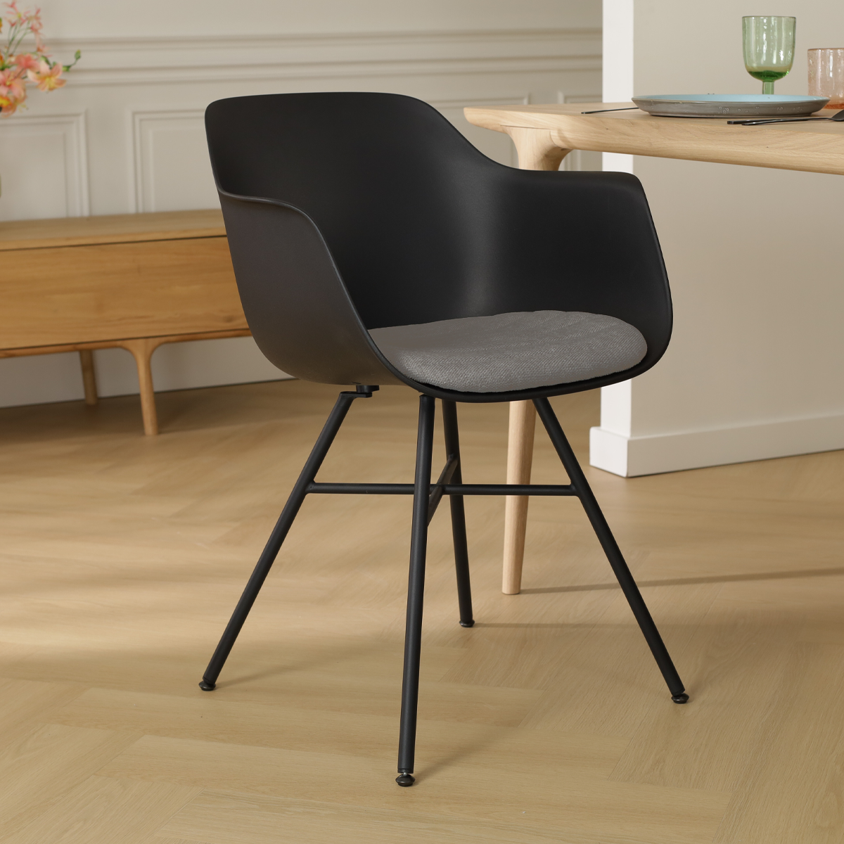 Noa-Liz eetkamerstoel zwart met zeegrijs zitkussen - zwart onderstel - comfortabel - japandi -  vergaderstoel