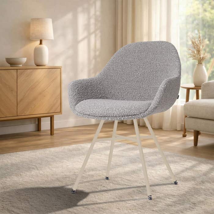 Noa-Mae eetkamerstoel bouclé taupe - beige onderstel - armstoel - japandi - comfortabel - stoffen