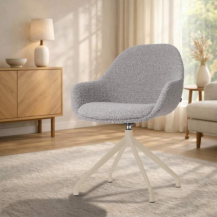 Nola-Mae draaibare eetkamerstoel bouclé taupe - beige onderstel - armleuning - comfortabel - japandi - stoffen