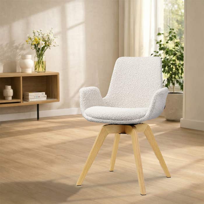 Noor-Eef draaibare eetkamerstoel bouclé beige - houten onderstel - hotel chique - armleuning - comfortabele zitting
