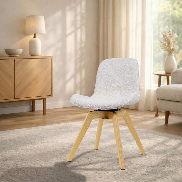 Noor-Fé draaibare eetkamerstoel bouclé beige - houten onderstel - scandinavisch  - stoffen zitting - comfortabel