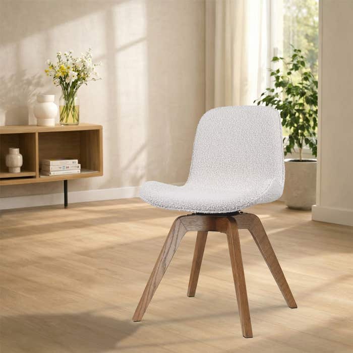 Noor-Fé draaibare eetkamerstoel bouclé beige - walnoot houten onderstel - japandi - stijlvol - stoffen zitting