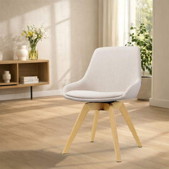 Noor-Isa draaibare eetkamerstoel bouclé beige - houten onderstel - japandi stijl - houten poten - zachte zitting