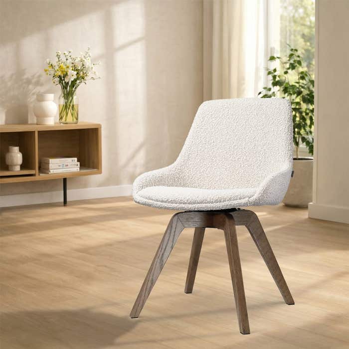 Noor-Isa draaibare eetkamerstoel bouclé beige - walnoot houten onderstel - elegant - scandinavisch - zachte zitting