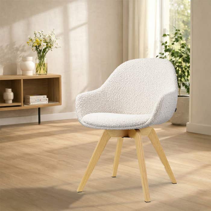 Noor-Mae draaibare eetkamerstoel bouclé beige - houten onderstel - armstoel - hotel chique - scandinavisch