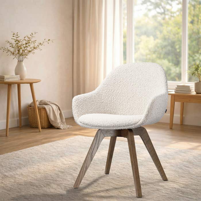 Noor-Mae draaibare eetkamerstoel bouclé beige - walnoot houten onderstel - japandi - comfortabele zitting