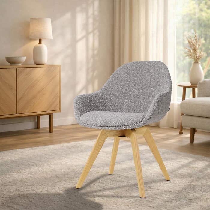 Noor-Mae draaibare eetkamerstoel bouclé taupe - houten onderstel - stijlvol - scandinavisch - armstoel