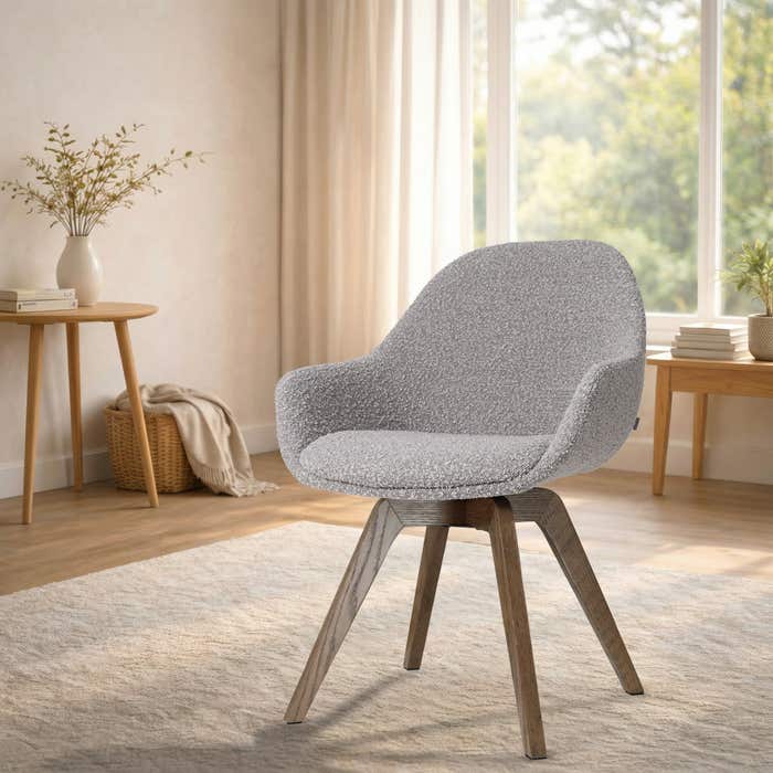 Noor-Mae draaibare eetkamerstoel bouclé taupe - walnoot houten onderstel - japandi - armleuning - elegant