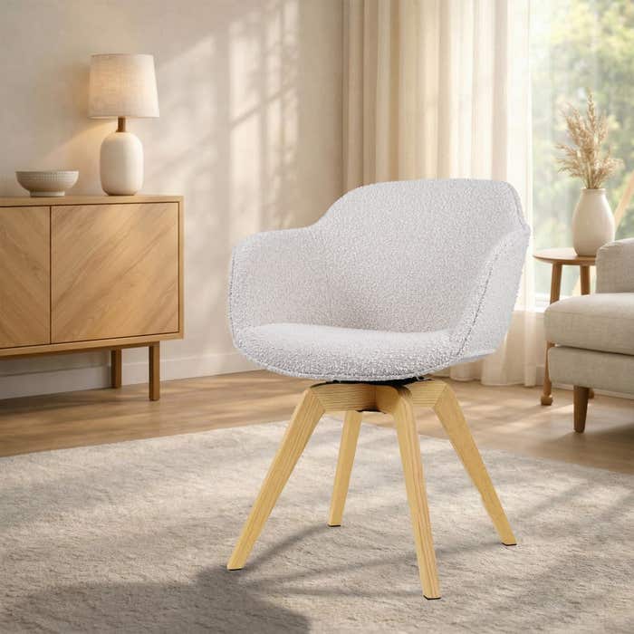Noor-Mare draaibare eetkamerstoel bouclé beige - houten onderstel - armstoel - scandinavisch - elegante zitting
