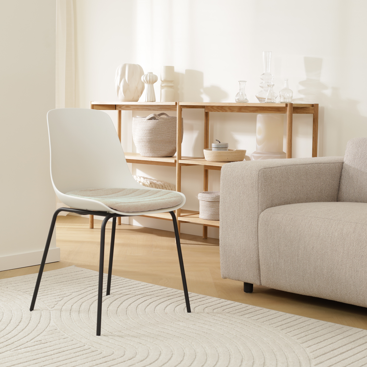 Nora-Liv eetkamerstoel wit met naturelbeige zitkussen - zwart onderstel - kunststof - japandi - scandinavisch -modern