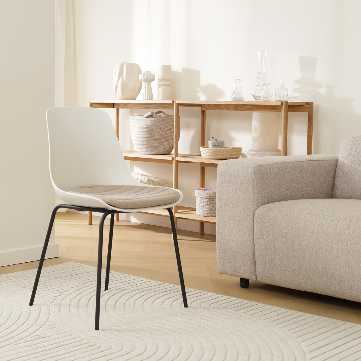 Nora-Liv eetkamerstoel wit met nougatbruin zitkussen - zwart onderstel 