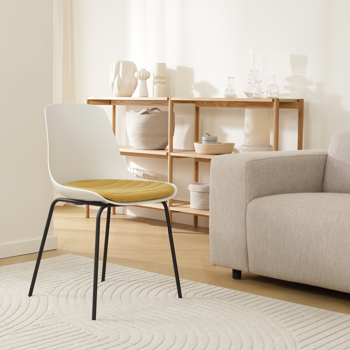 Nora-Liv eetkamerstoel wit met warm oker zitkussen - zwart onderstel 