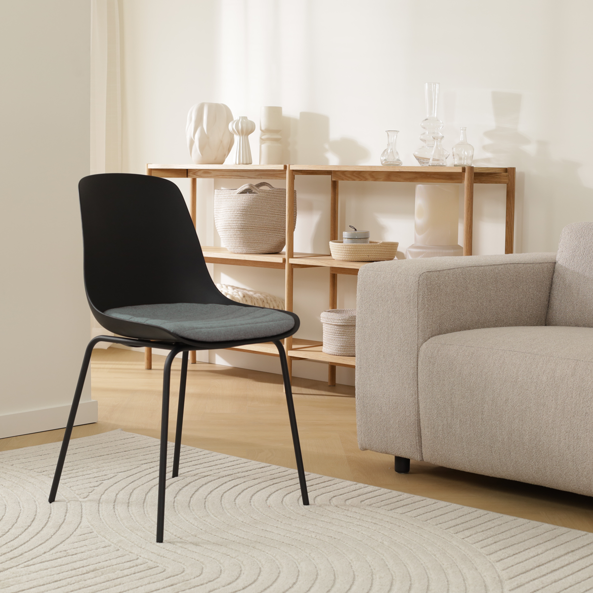 Nora-Liv eetkamerstoel zwart met zeegrijs zitkussen - zwart onderstel 