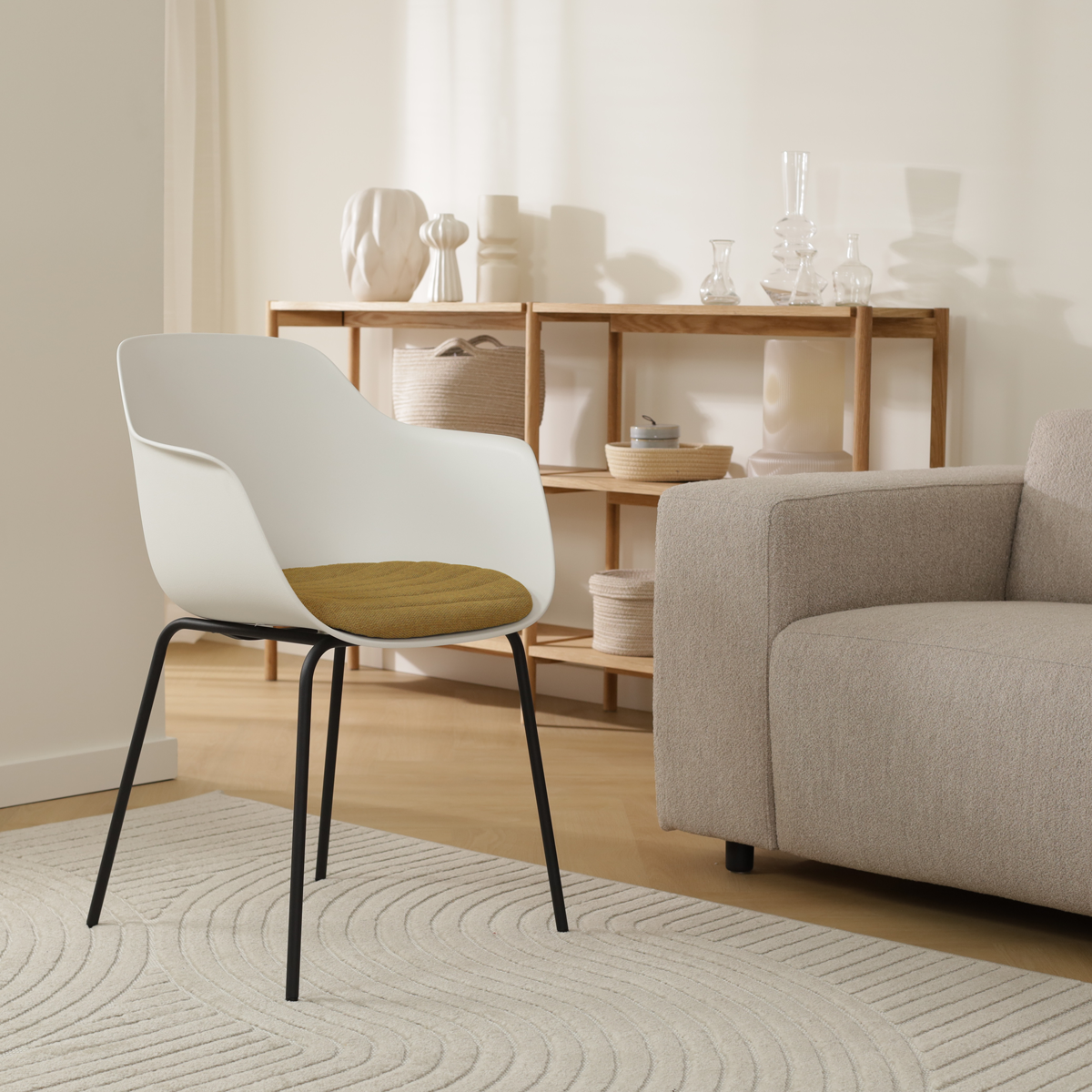 Nora-Liz eetkamerstoel wit met mosgroen zitkussen - zwart onderstel -   armleuningen - kunststof - japandi - scandinavisch -modern