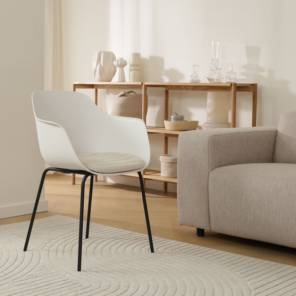 Nora-Liz eetkamerstoel wit met naturelbeige zitkussen - zwart onderstel -   armleuningen - kunststof - comfortabel - scandinavisch -modern