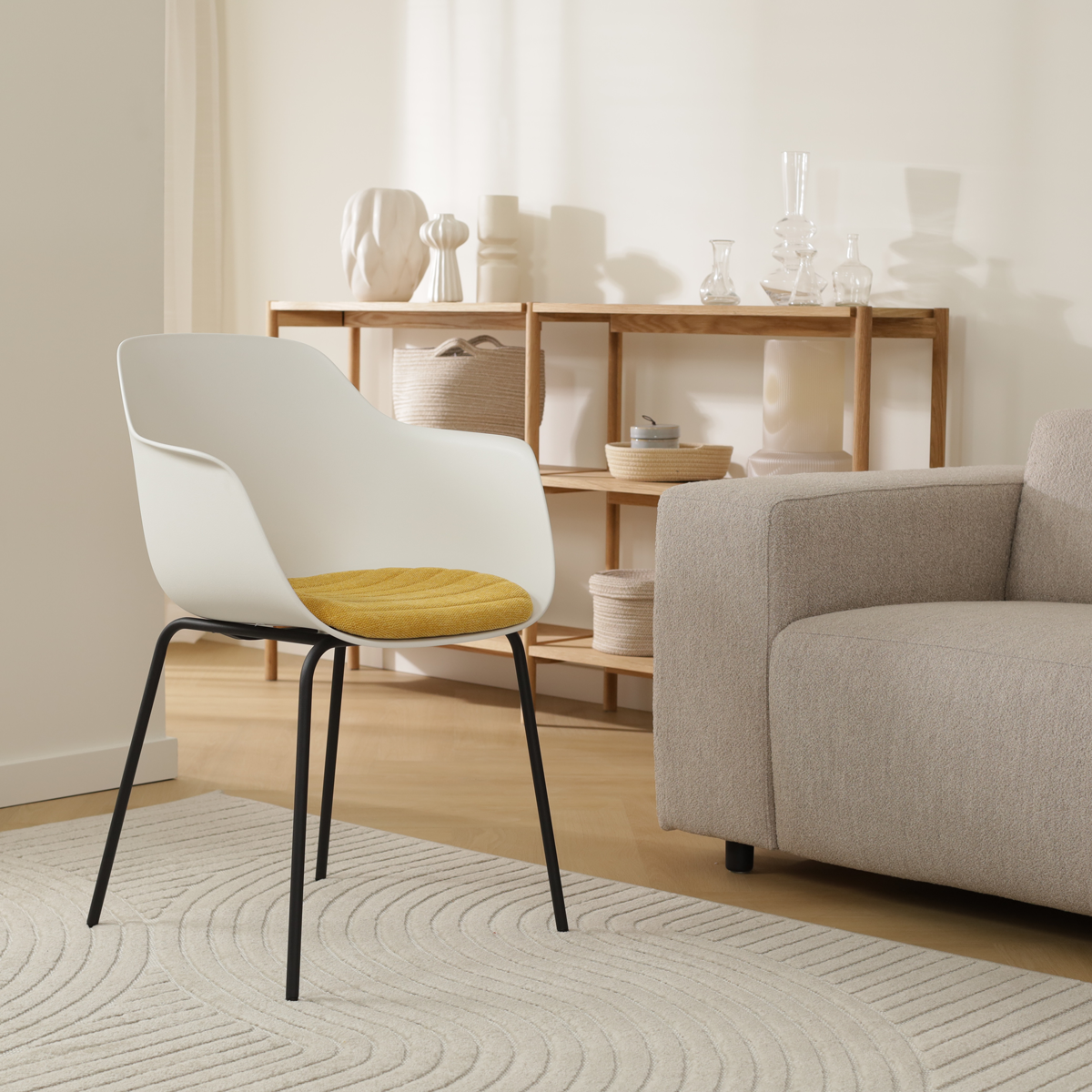 Nora-Liz eetkamerstoel wit met warm oker zitkussen - zwart onderstel 