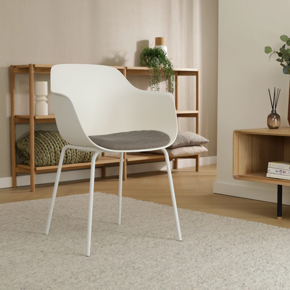 Nora-Liz eetkamerstoel wit met zeegrijs zitkussen - wit onderstel -   armleuningen - comfortabel - kunststof - japandi