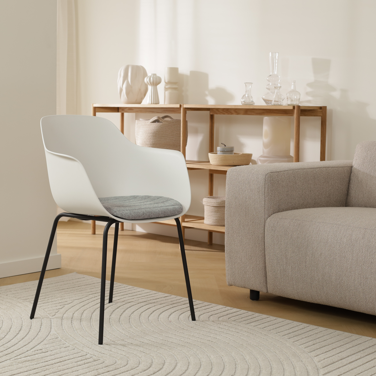 Nora-Liz eetkamerstoel wit met zeegrijs zitkussen - zwart onderstel -   armleuningen - kunststof - japandi - scandinavisch -modern