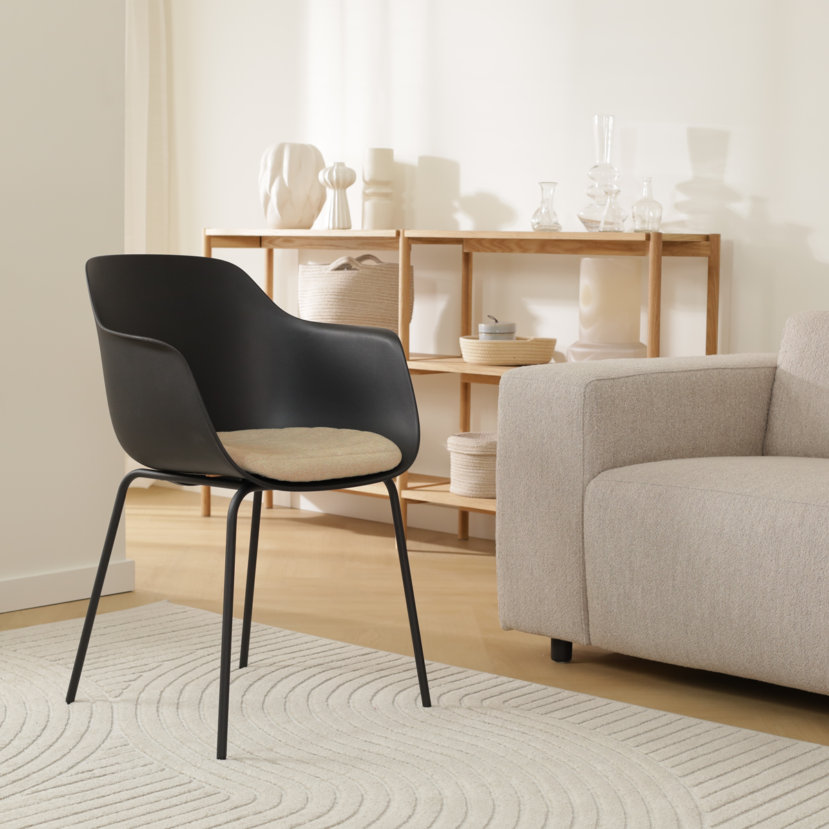 Nora-Liz eetkamerstoel zwart met nougatbruin zitkussen - zwart onderstel - modern - kunststof - scandinavisch -  comfortabel - armleuningen