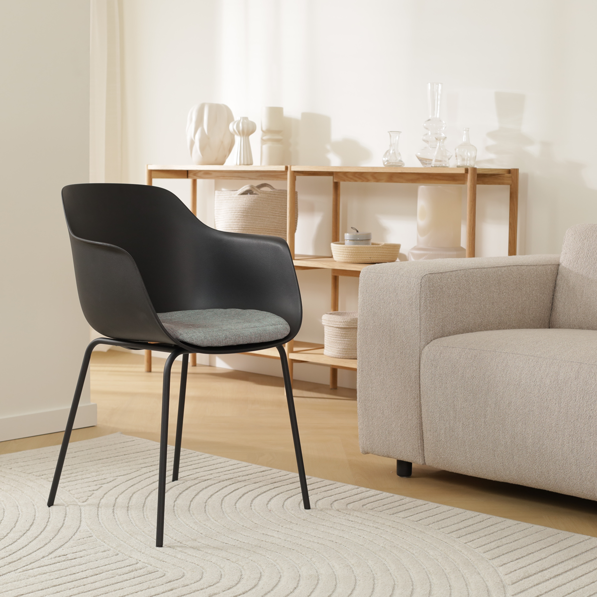 Nora-Liz eetkamerstoel zwart met zeegrijs zitkussen - zwart onderstel -  armleuningen - modern - kunststof - scandinavisch -  comfortabel