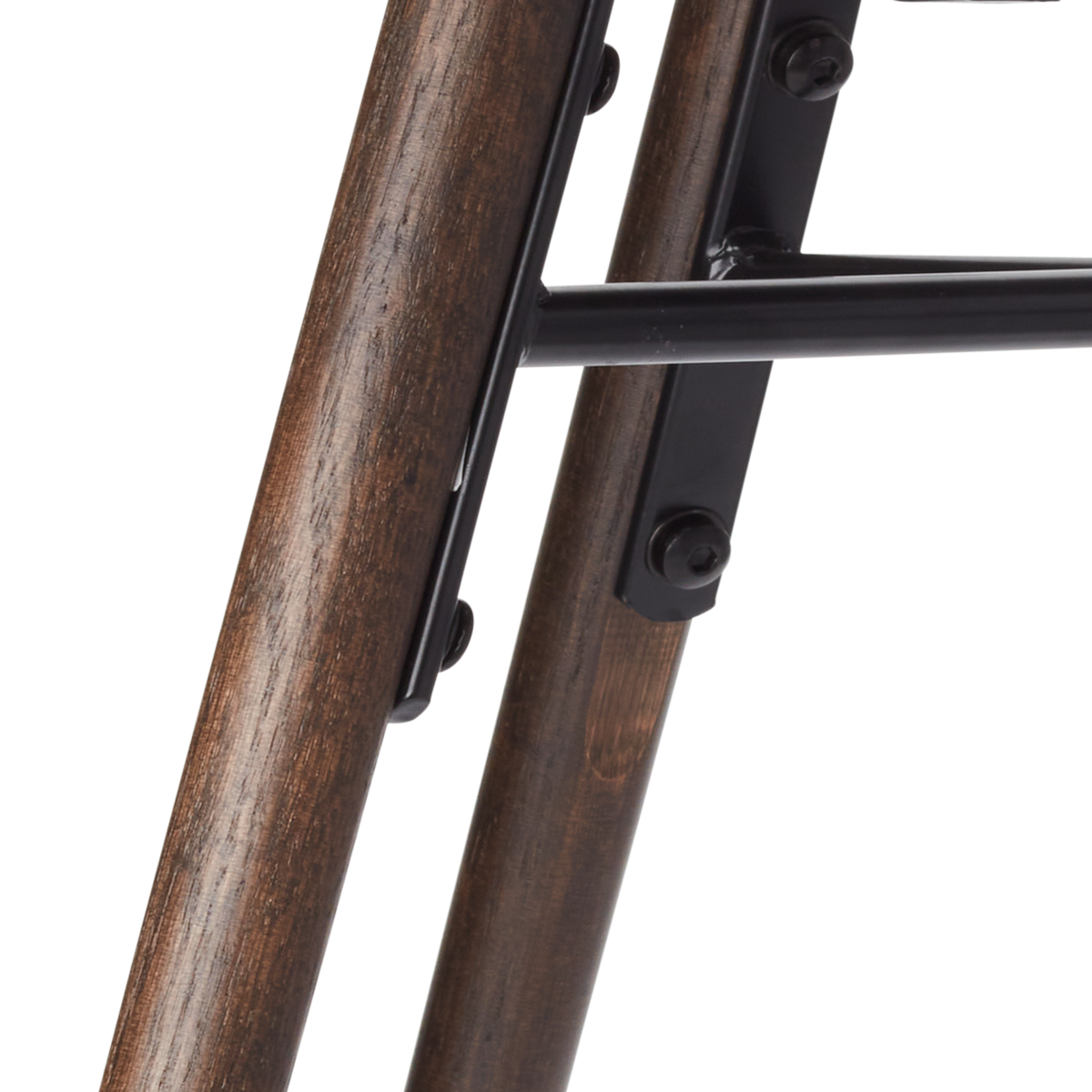 detail onderstel van de Nena-Fé eetkamerstoel saliegroen - walnoot houten onderstel