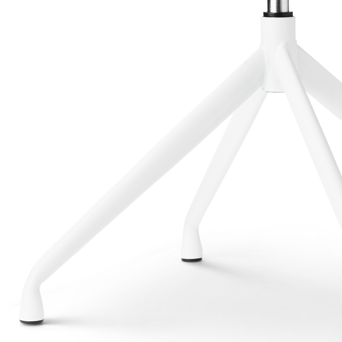 detail onderstel van de Nola-Fé draaibare eetkamerstoel rib beige - wit onderstel