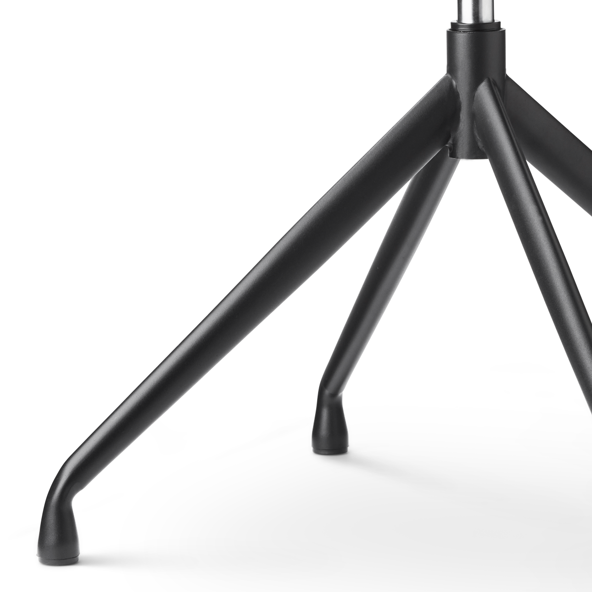 detail onderstel van Nola-Liz draaibare eetkamerstoel wit met terracotta rood zitkussen - zwart onderstel