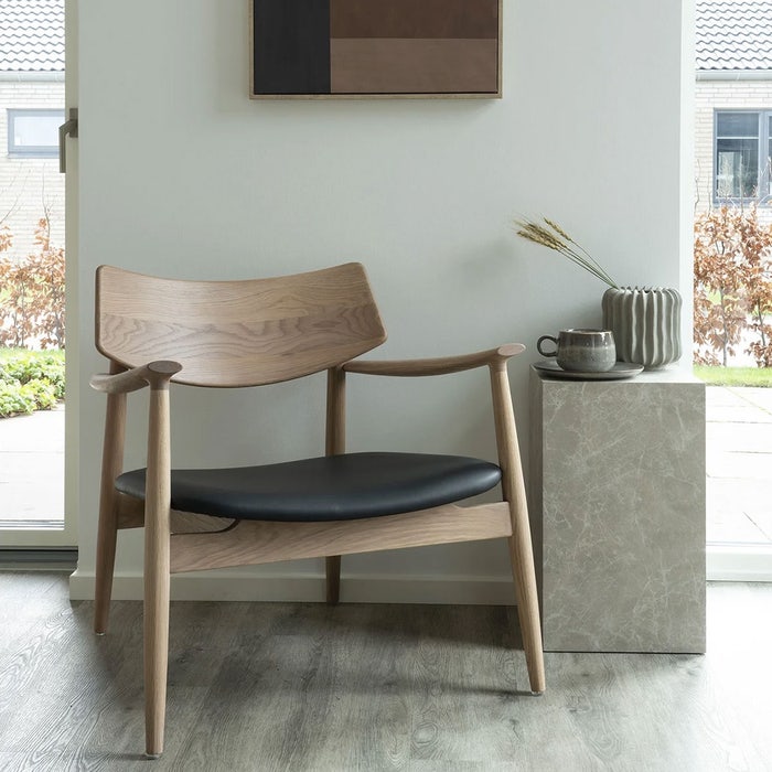 Oliver houten fauteuil naturel - met zwarte kunstleren zitting - lounge stoel - binnen - landelijk - stoel - met armleuning - scandinavisch - moderne - woonkamer - houten frame - japandi
