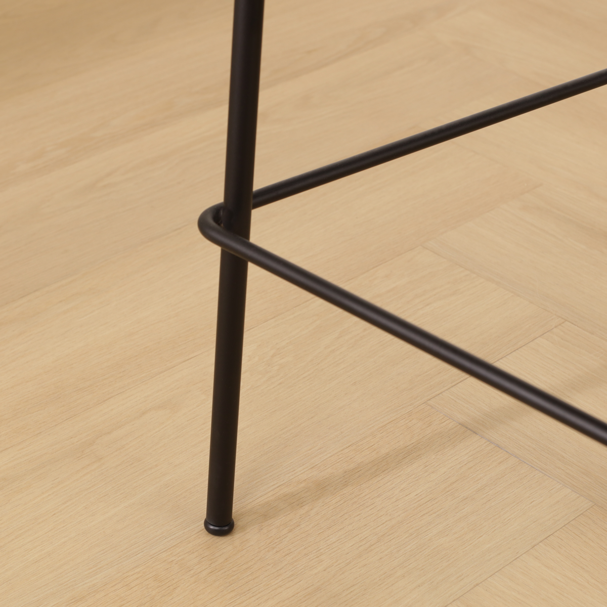 detail onderstel van de Jasmijn barkruk bouclé beige - zwart onderstel - 65 cm