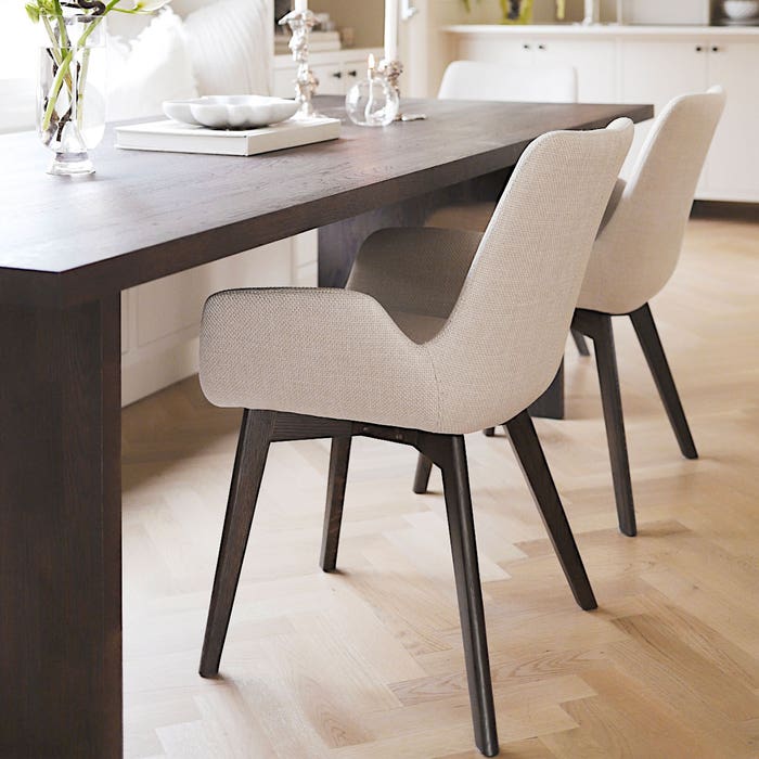 Drimsdale gestoffeerde eetkamerstoel beige - met armleuning - eettafelstoel - stof - scandinavisch - luxe - armstoel - crème - eiken - houten poten - comfortabele