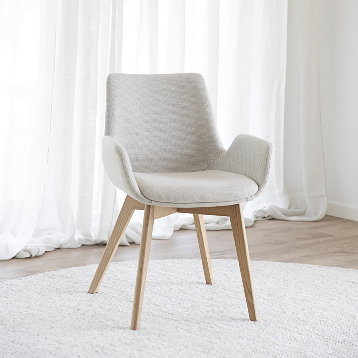 Drimsdale gestoffeerde eetkamerstoel beige - eikenhouten onderstel - stoel - met armleuning - creme - scandinavisch - houten poten