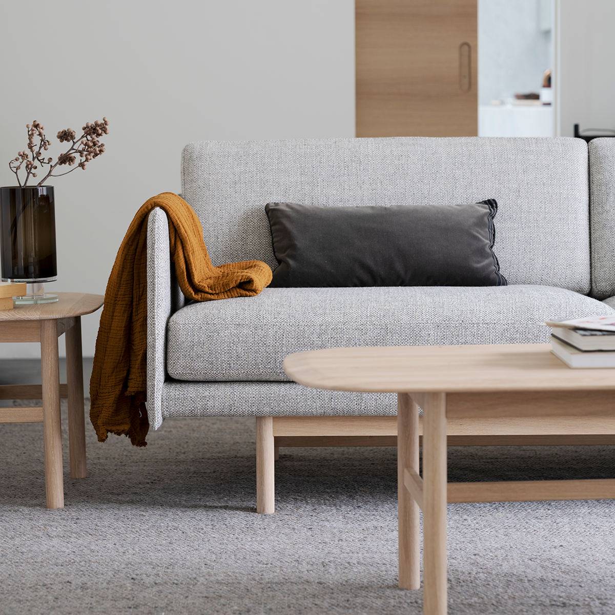 Hammond gestoffeerde 3 zitsbank grijs - 212 cm - bank - stof - houten poten - eiken - whitewash