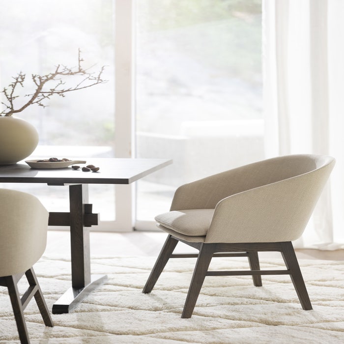 Windham eetkamerstoel beige - donker eiken onderstel - stoel - met armleuning - stof - scandinavisch - houten poten