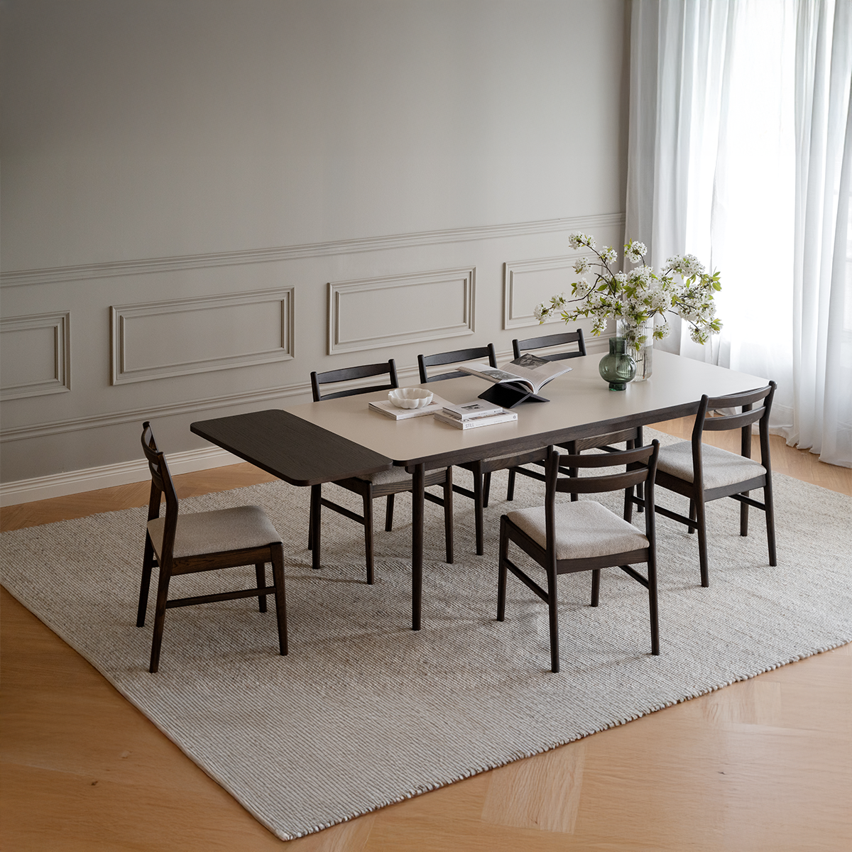 Fairmount verlengbare houten eetkamertafel donkereiken met beige tafelblad - 220 x 95 cm - tafel  - 6 tot 8 persoons - japandi - donkerbruine - donker houten - modern