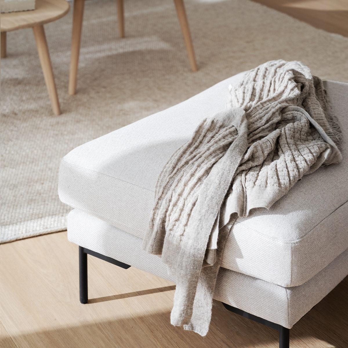 Corwin gestoffeerde hocker beige - 84 x 45 cm - poef - bijzettafeltje - stof - zandkleur - scandinavisch