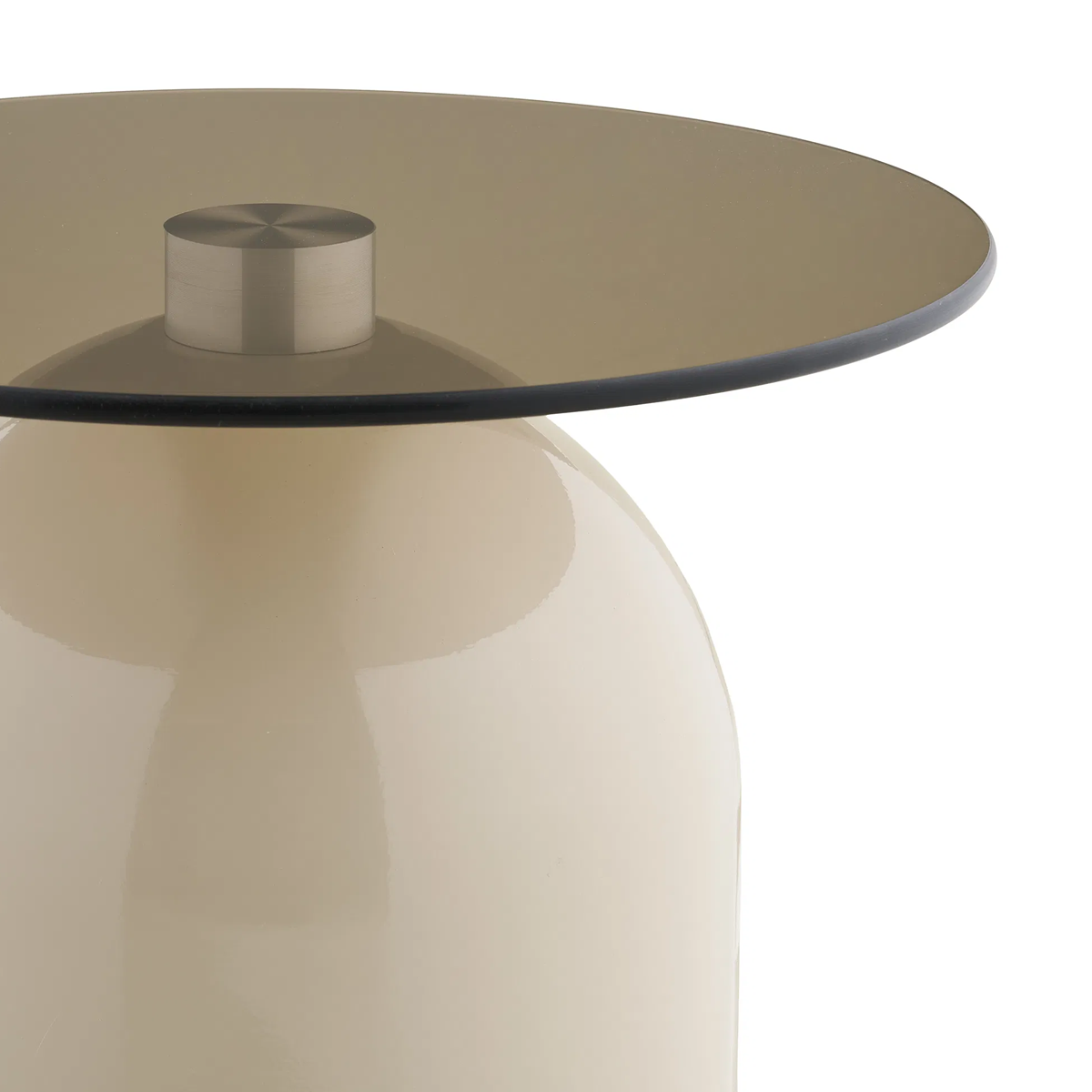 Detail van de Raiza metalen bijzettafel beige met glazen blad