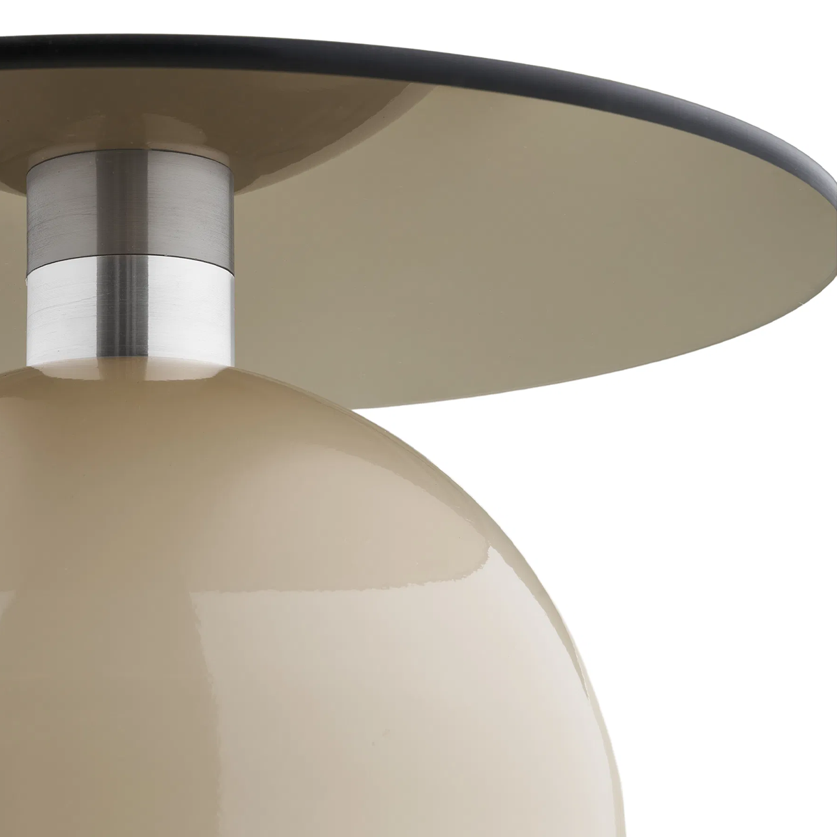 detail onderstel Raiza metalen bijzettafel beige met glazen blad