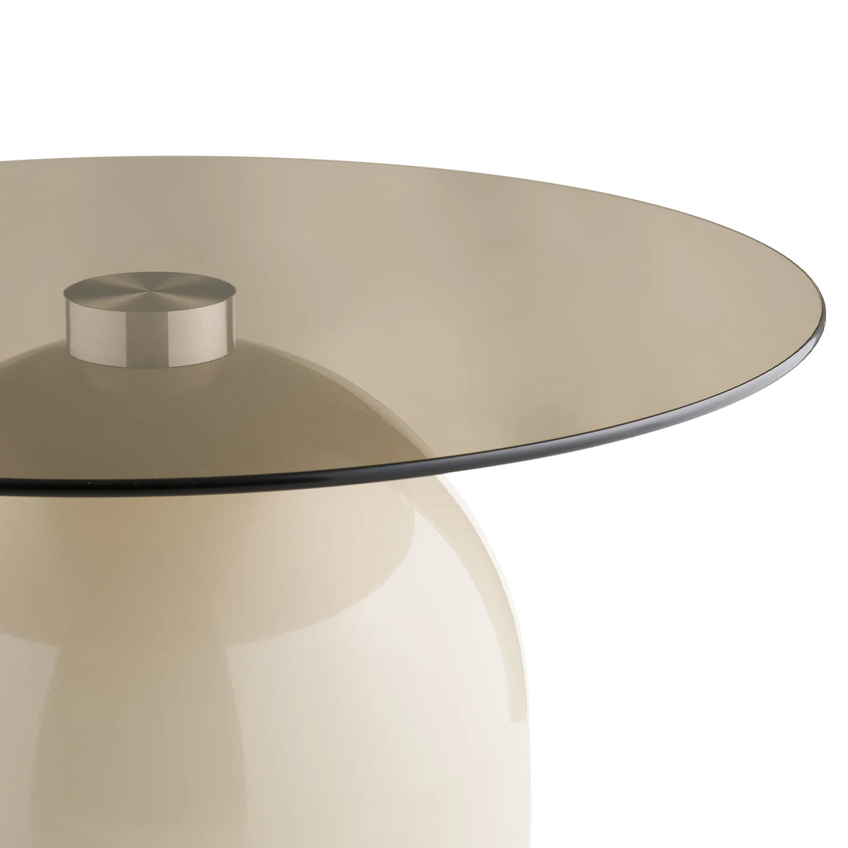 detail van de Raiza metalen salontafel beige met glazen blad - Ø70