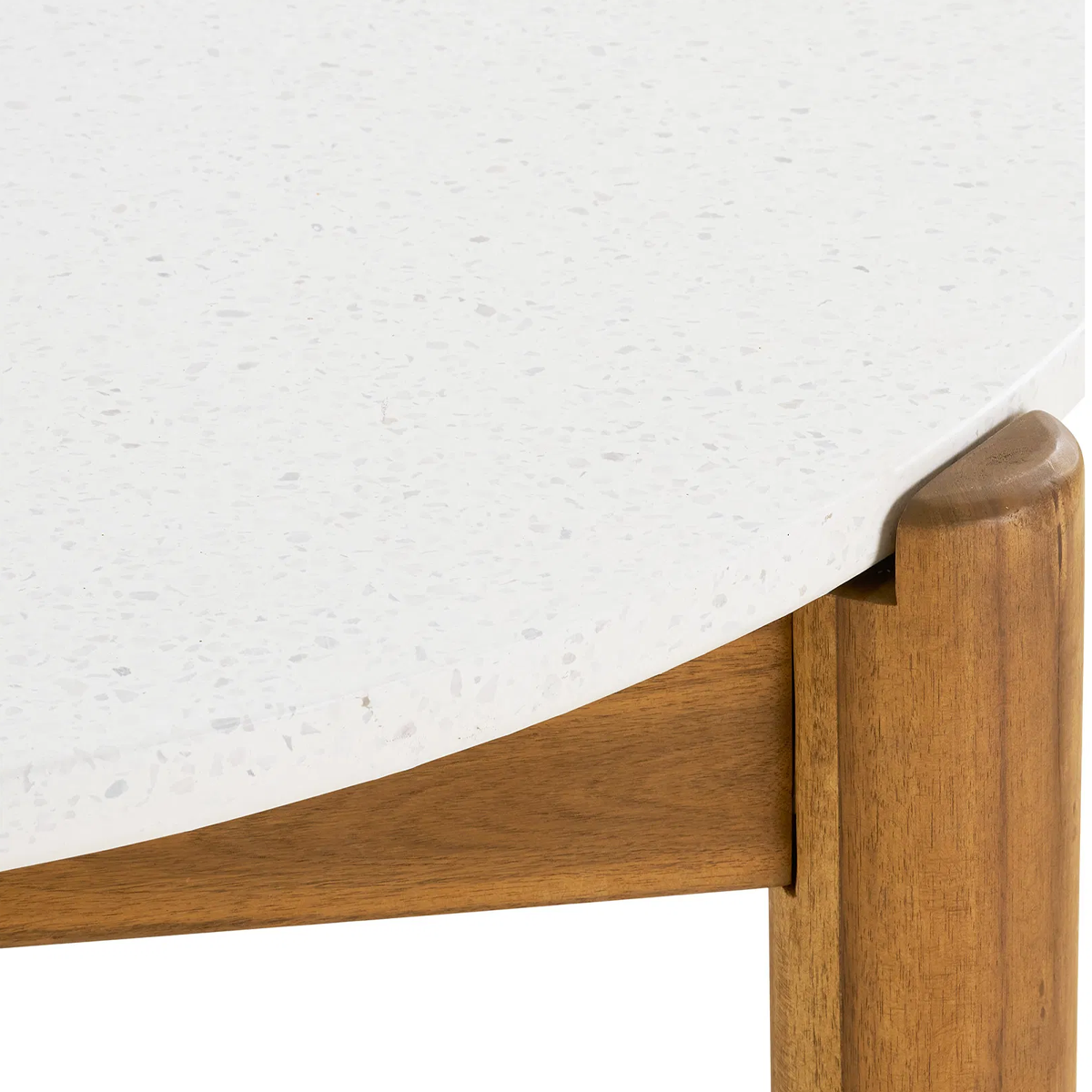 detail van de Teresa houten tafel naturel met terazzo blad