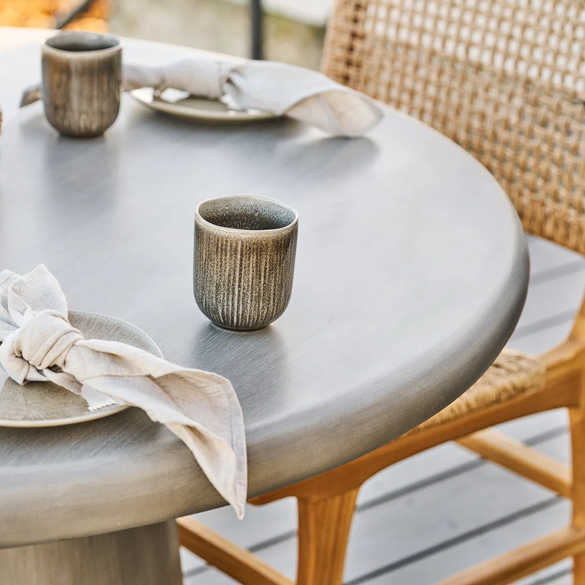 detail van het blad van de Tycho fiberclay eettafel grijs 