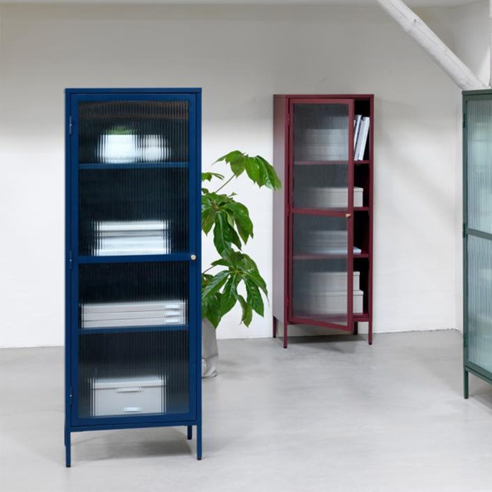 Katja metalen vitrinekast blauw - 58 x 160 cm - dressoir - opbergkast - glas - industrieel - ribglas