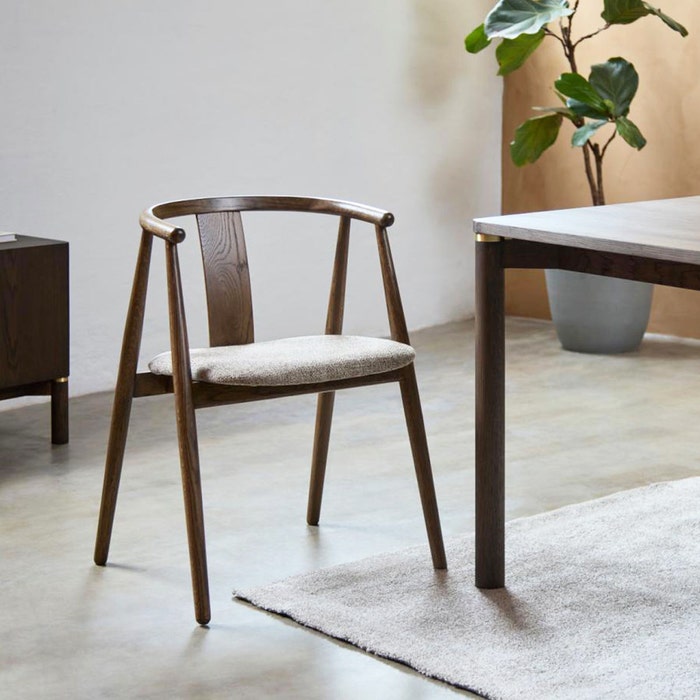 Kenza eikenhouten eetkamerstoel donkerbruin - met warm grijs zitkussen - stoel - eettafelstoel - armleuning - scandinavische - walnoot - gerookt eiken - duurzaam