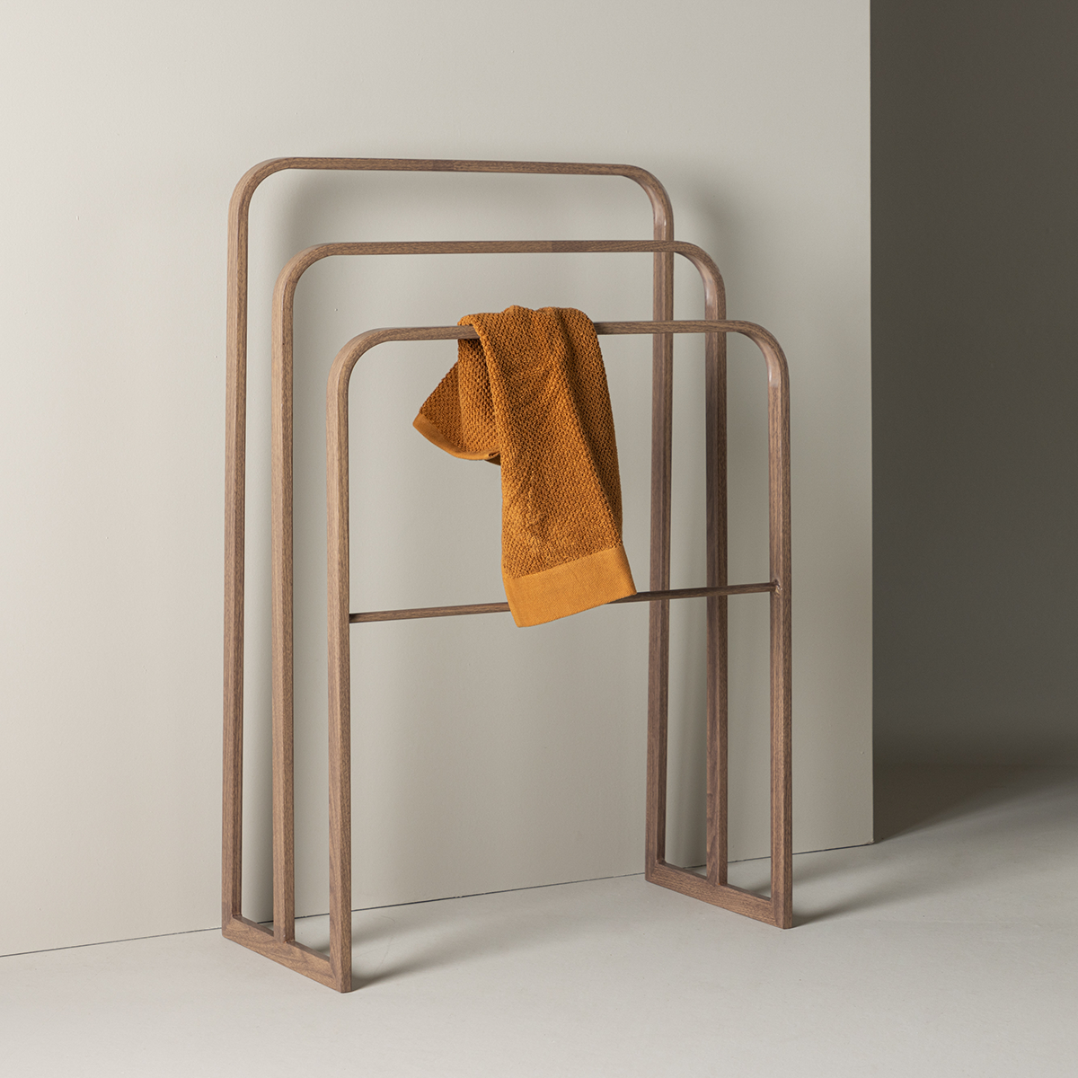 Bjarne metalen kledingrek bruin - handdoekenrek - handdoekhouder - staande kapstok - houtlook - badkamer - staand - vrijstaand
