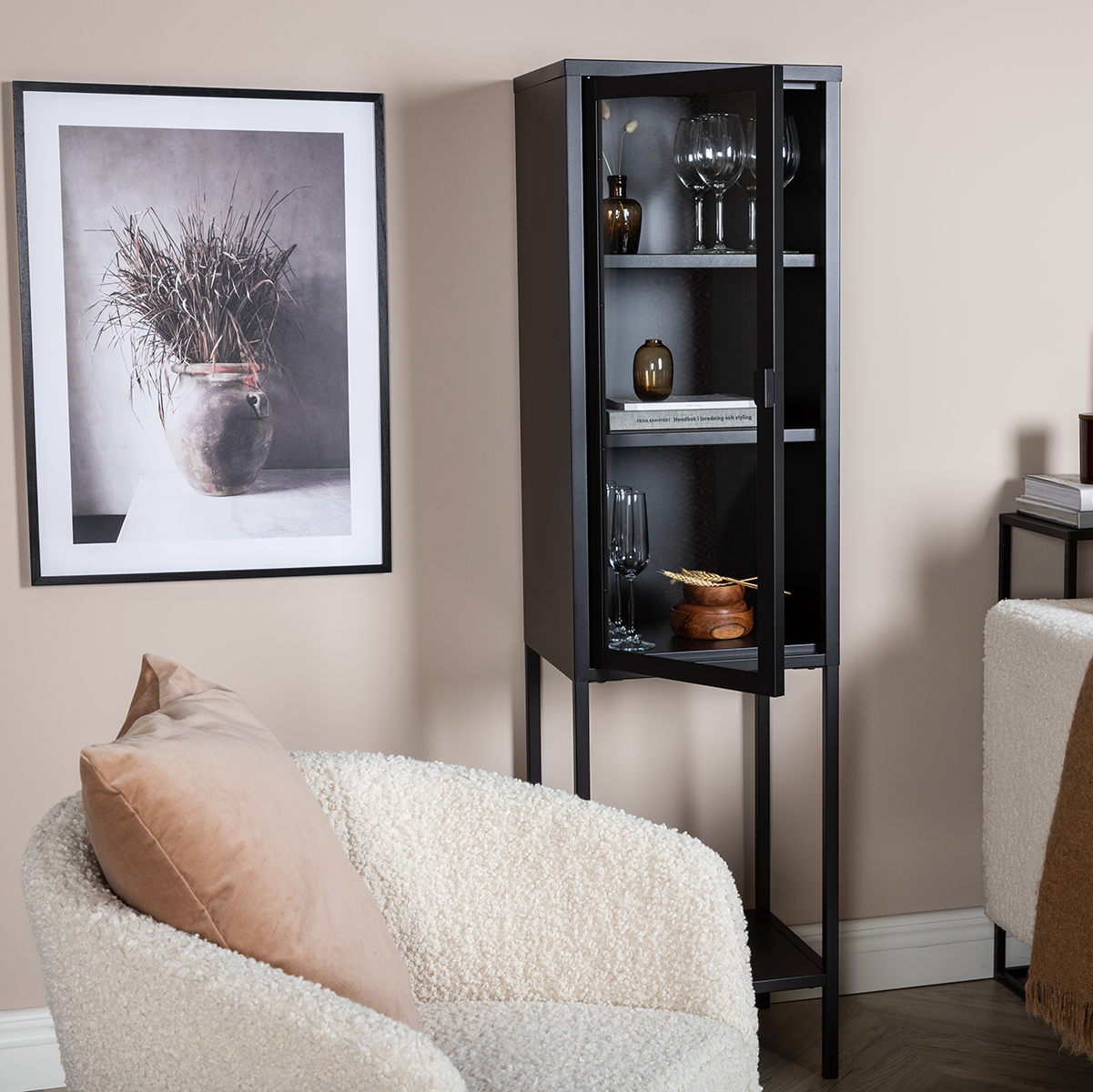 Claes metalen vitrinekast zwart - 40,5 x 150 cm - dressoir - opbergkast - glas - industrieel